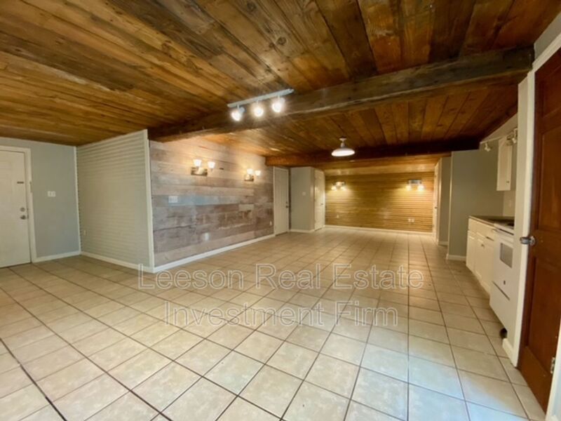 Shreveport House: 1101 College St