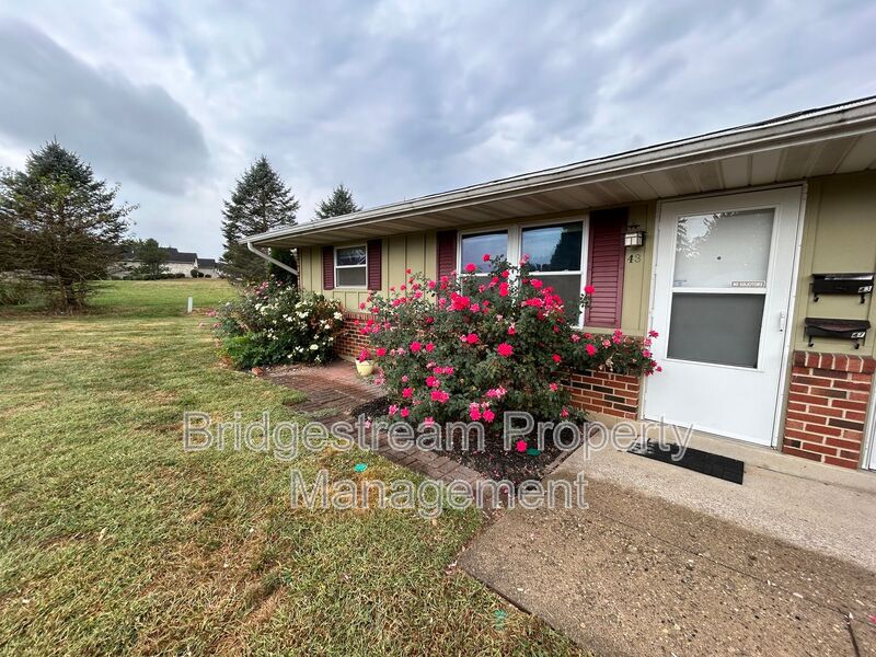 Germantown House: 43 Candlewood Ct