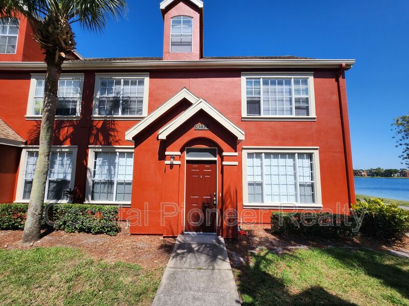 Tampa House: 9232 Lake Chase Island Way