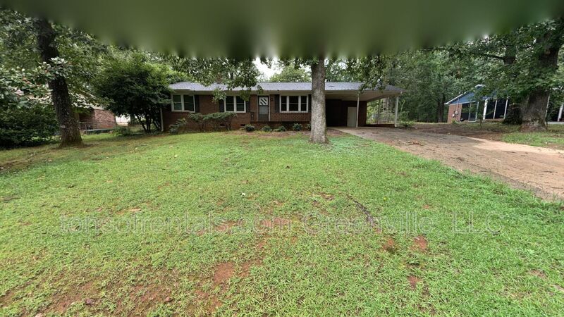 Greenville House: 150 Woodridge Circle