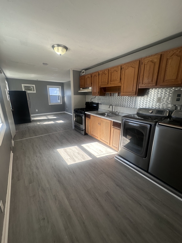 Cleveland House: 16313 Clearview Avenue