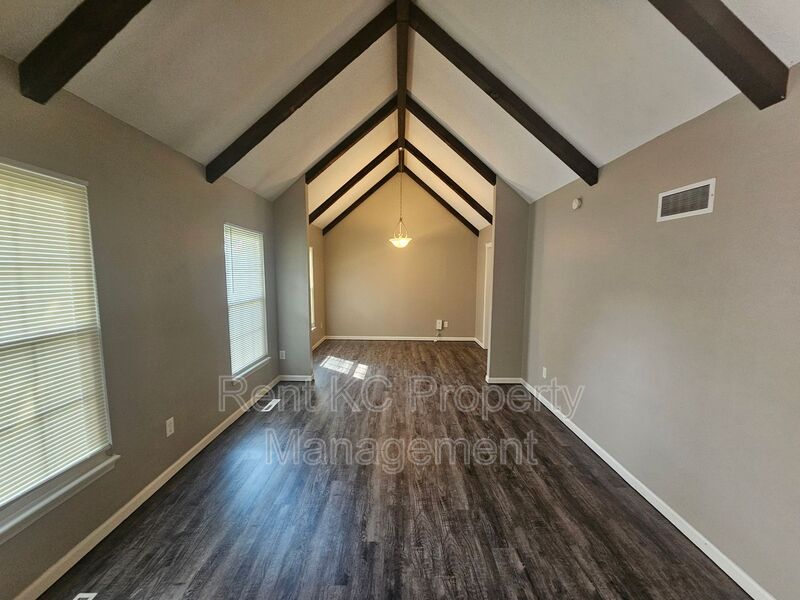Kansas City House: 10013 N Harrison Drive