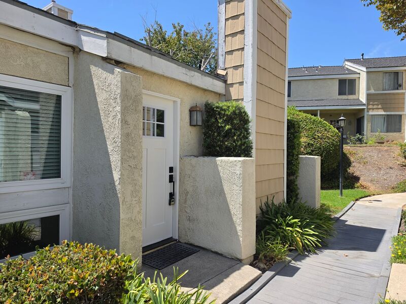 Orange House: 3340 East Collins Avenue