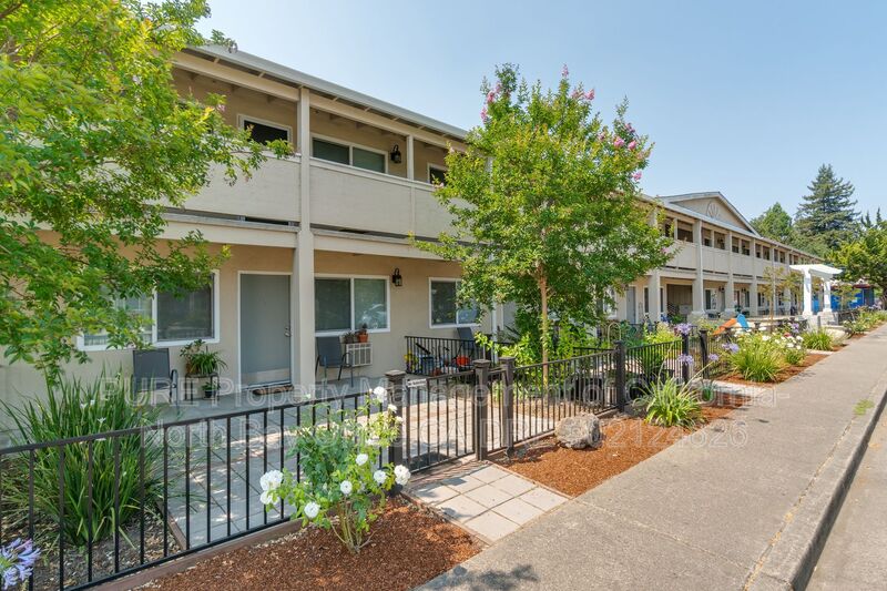 Santa Rosa Condo: 555 Dexter St