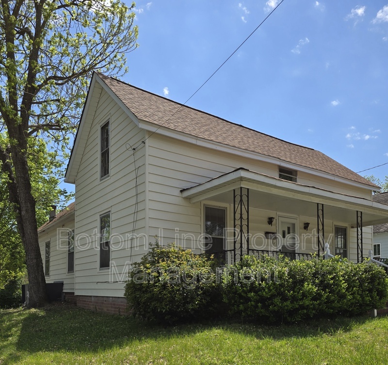 Concord House: 184 Cabarrus Ave E
