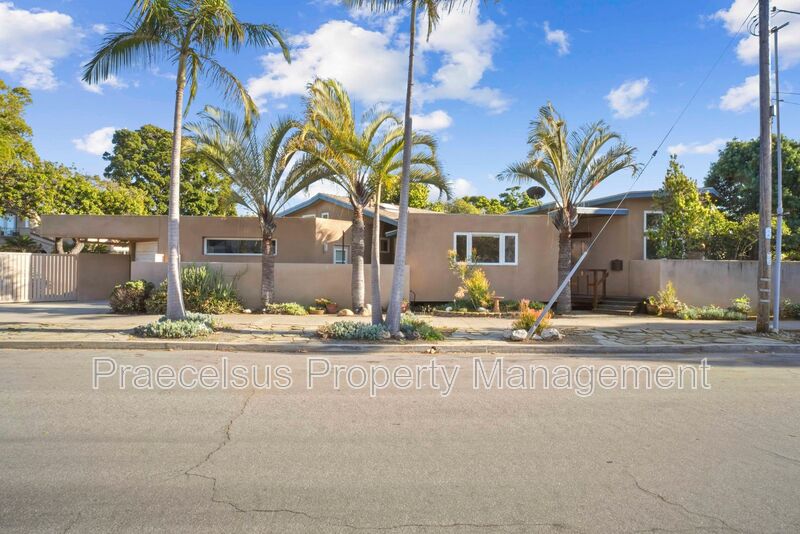 Coronado House: 929 Olive Ave