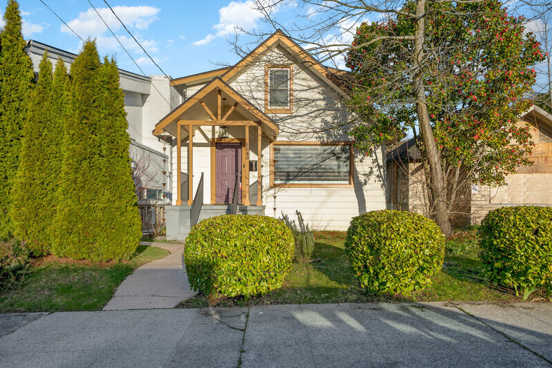 Seattle House: 8040 16th Ave NE