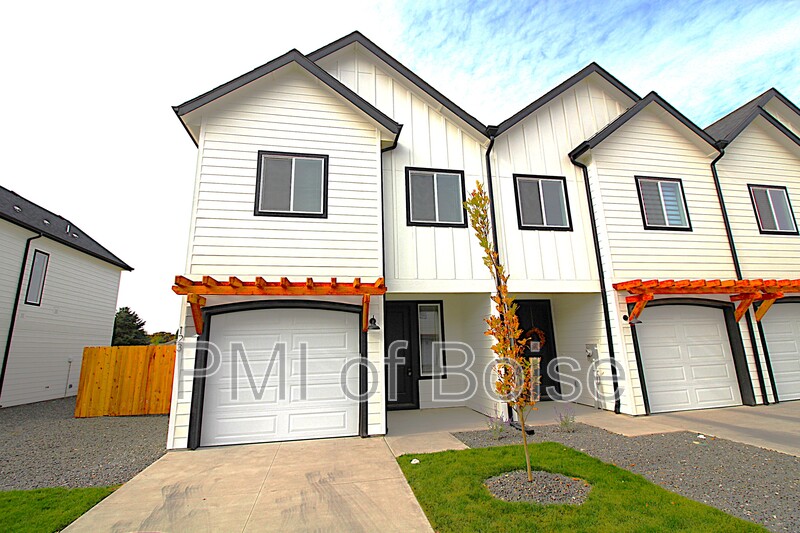 Nampa Townhome: 123 Trifecta Ln