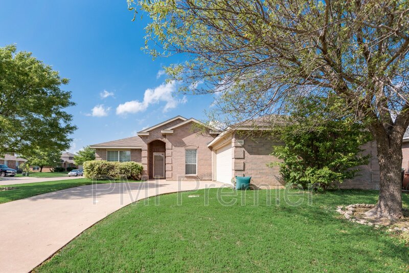 Denton House: 320 Tripp Trl