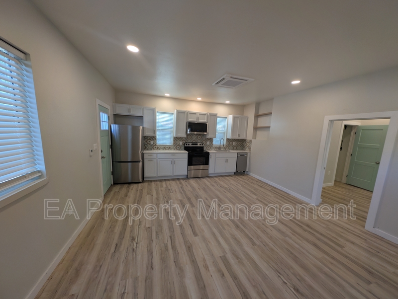 Albuquerque House: 816 1/2 13th St NW