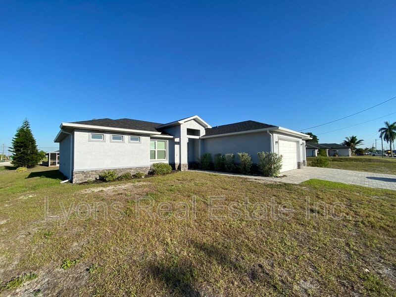 Cape Coral House: 2000 NW 7th Ave