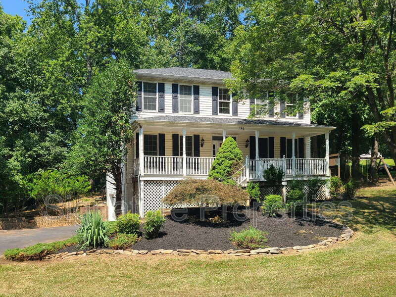 Stafford House: 105 Oakwood Dr