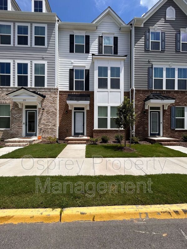 Spacious 4-Bedroom Townhome with Garage & Prime Suffolk Location!