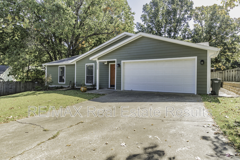 Fayetteville House: 2549 E Lancer St