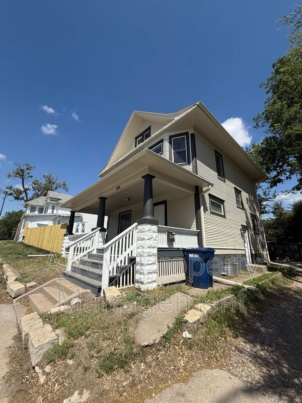 Lincoln House: 2616 South Street