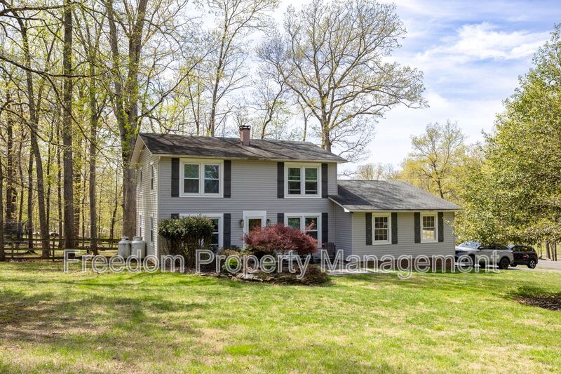 Broad Run House: 6197 Edwards Dr