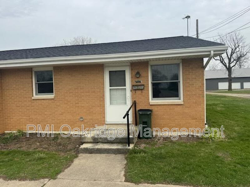 Versailles Condo: 707 N Center St