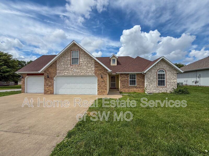 Springfield House: 2977 W Lasalle St