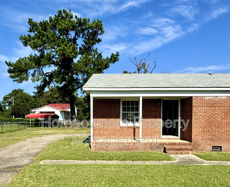 Fayetteville House: 1104 Ayton Pl