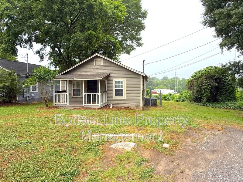 Gastonia House: 917 N Oakland St