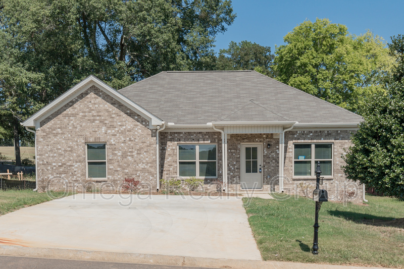 Lincoln House: 14 Maple Leaf Dr