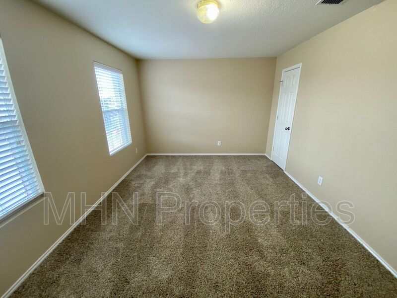 Perfectly located, 4 bed//2.5 bath, off IH-10 and just minutes from USAA, UTSA, and the Medical Center! - Photo 10
