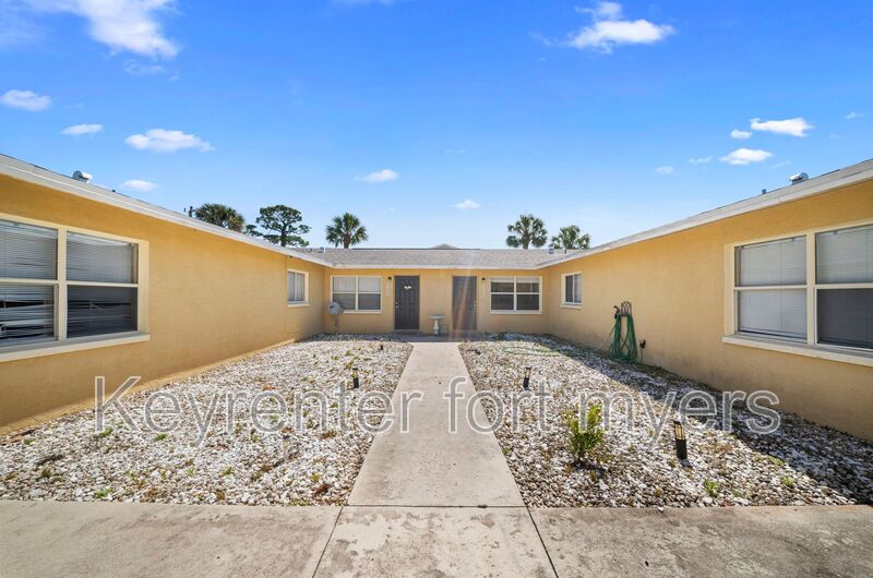 Fort Myers House: 13403 Pine Needle Ln