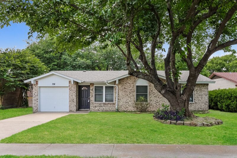 Cedar Hill House: 738 Lisa Ln