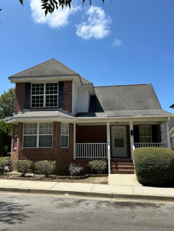 Columbia House: 1305 Melrose Heights Street