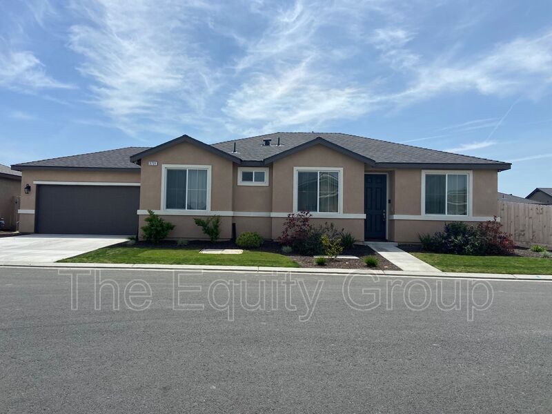 Visalia House: 3731 W Nellis Ave
