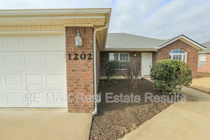 Bentonville House: 1202 SW Cabriolet St