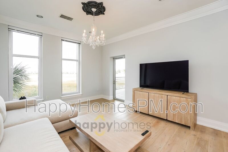 Mount Pleasant House: 118 Cooper River Drive