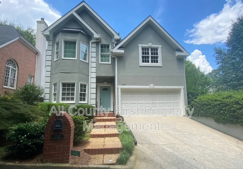 Atlanta House: 1242 Wildcliff Pkwy