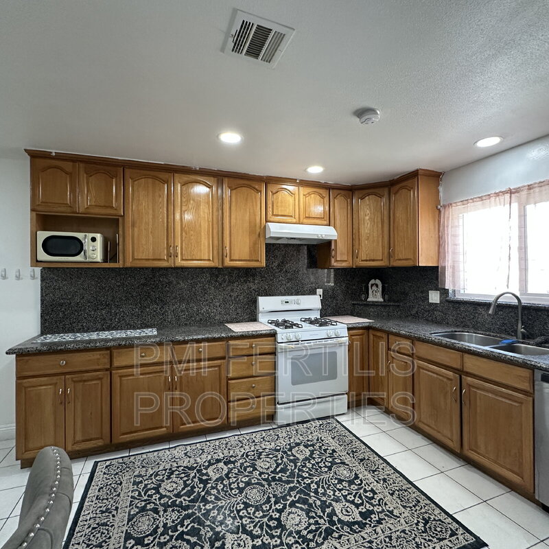 Garden Grove House: 13341 Benton St