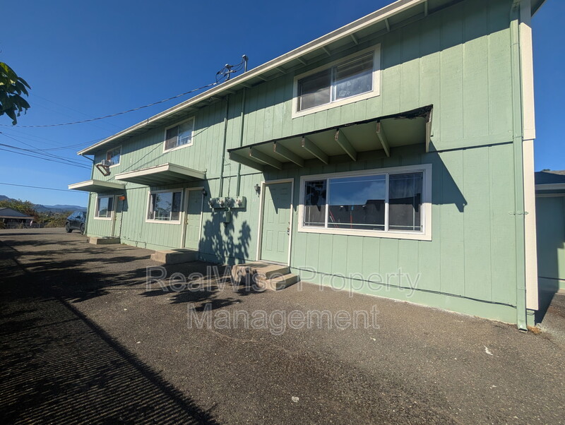 Winston Condo: 84 SE Grape Ave