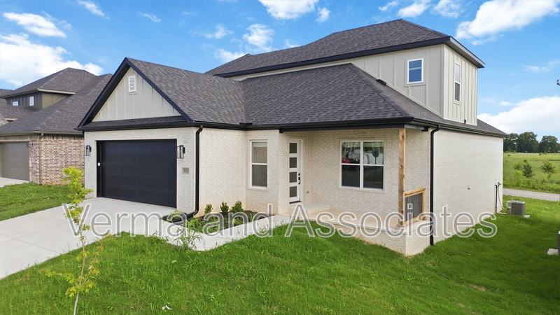 Centerton House: 930 Trestle Ln