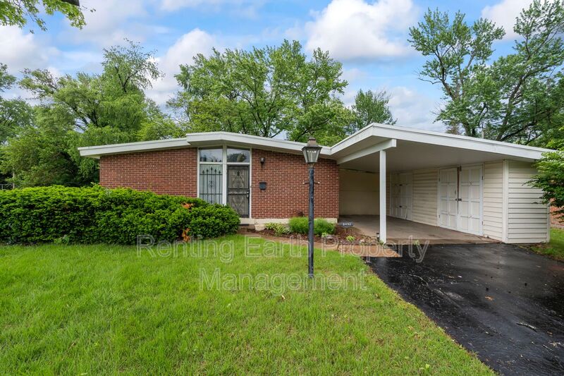 Saint Louis House: 6452 Evergreen Blvd