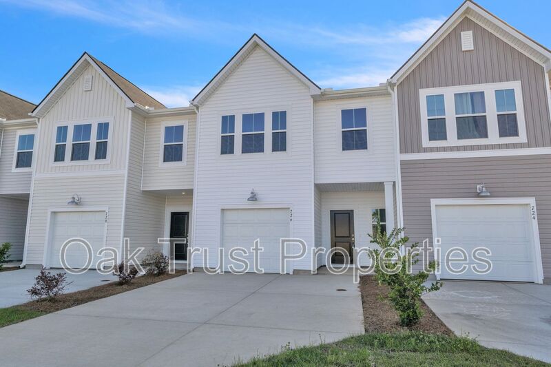 Summerville Townhome: 726 Ridgley Dr