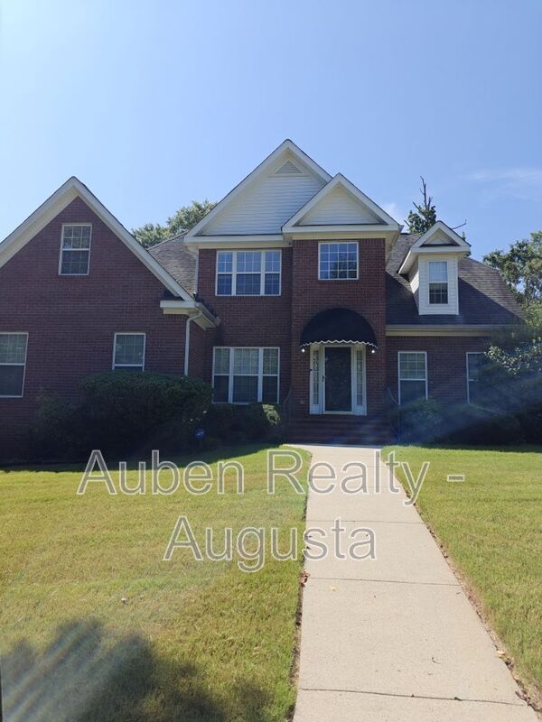 Martinez House: 901 McMillian Circle