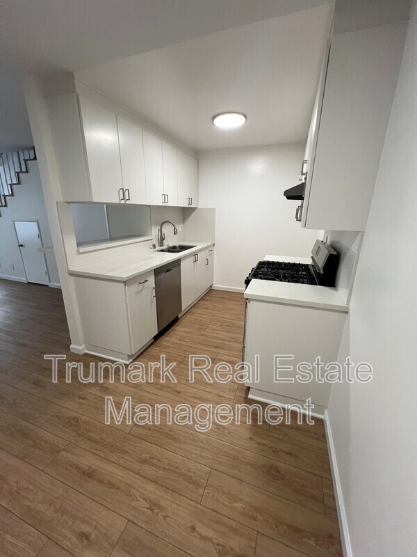 Montrose Condo: 2713 Montrose Ave
