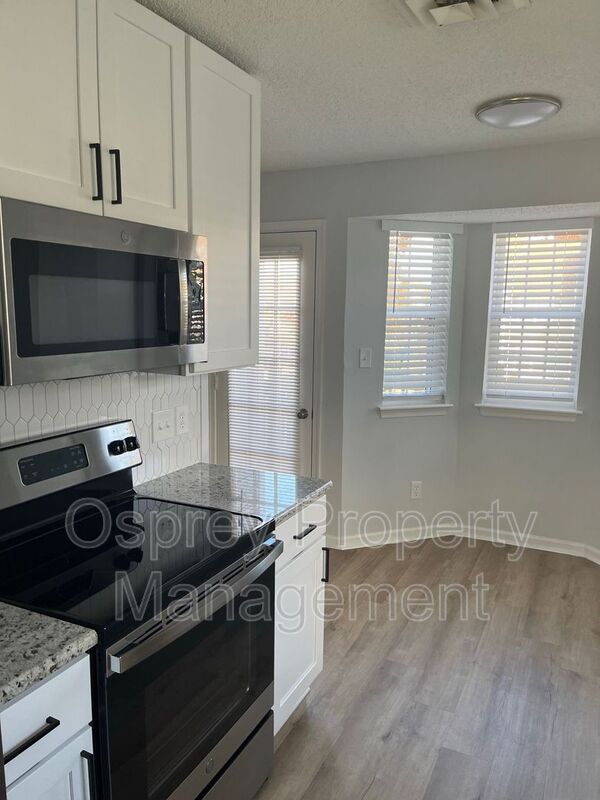 Renovated 2 Bedroom Condo on second floor!! Available Immediately!! - Photo 3