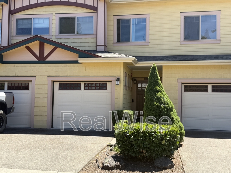 Grants Pass Townhome: 1787 SE Hill Park Pl