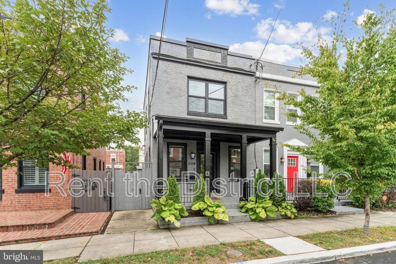 Washington House: 608 Roxboro Place NW