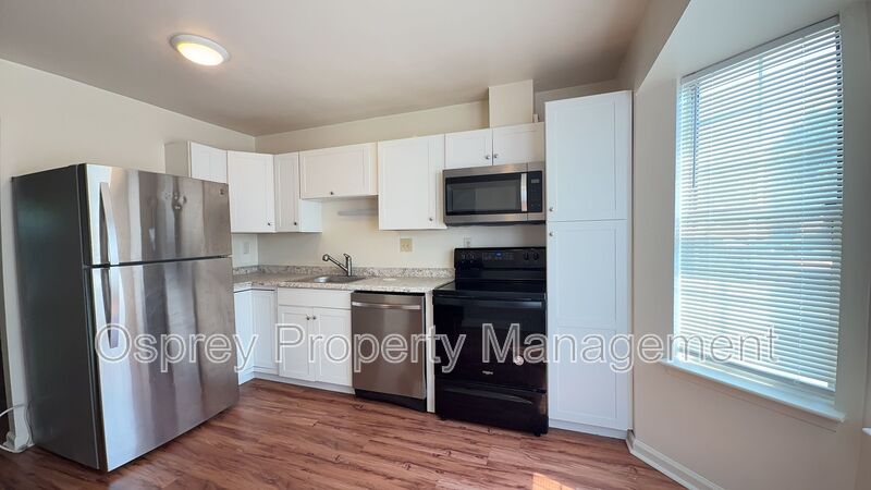 Beautiful 3 Bedroom Home in Virginia Beach with Updated Kitchen! - Photo 2