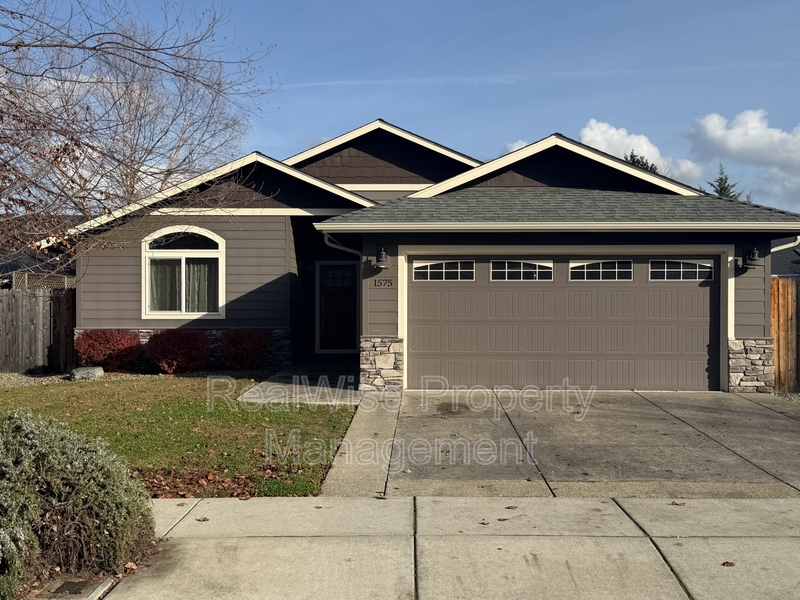 Grants Pass House: 1575 SW Yucca Dr