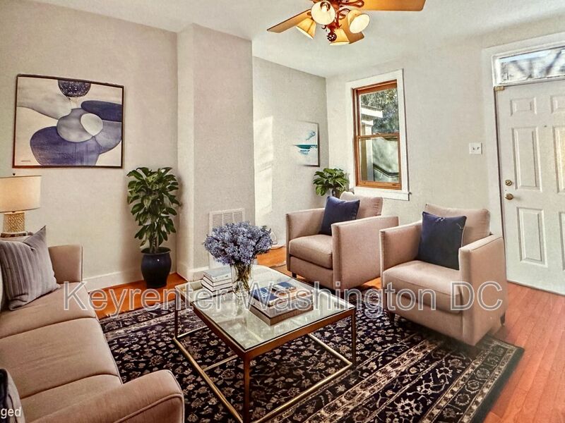 Washington House: 1528 8th St NW