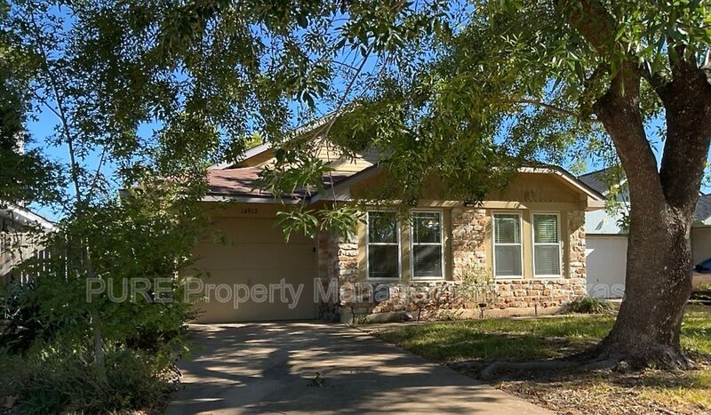 Austin House: 16912 Village Oak Loop