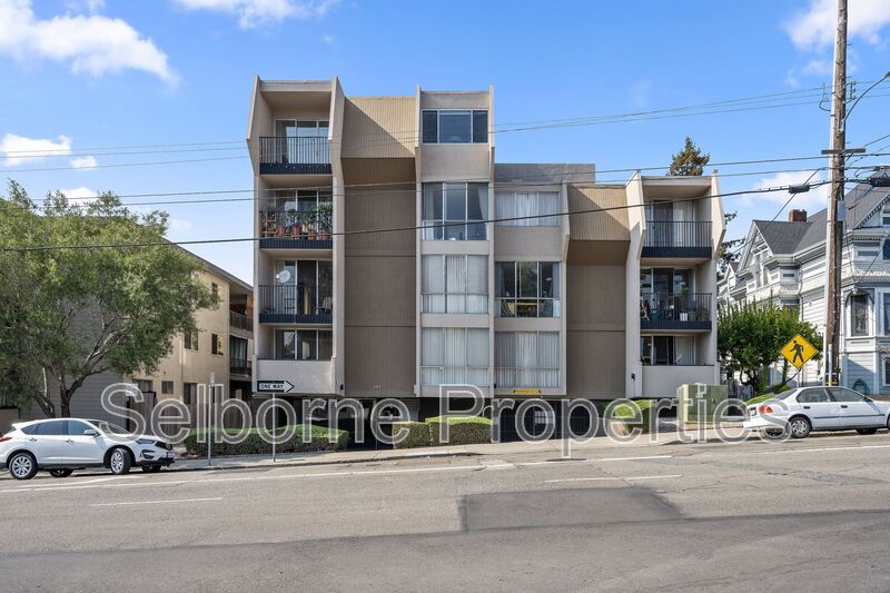 Oakland House: 601 Oakland Avenue