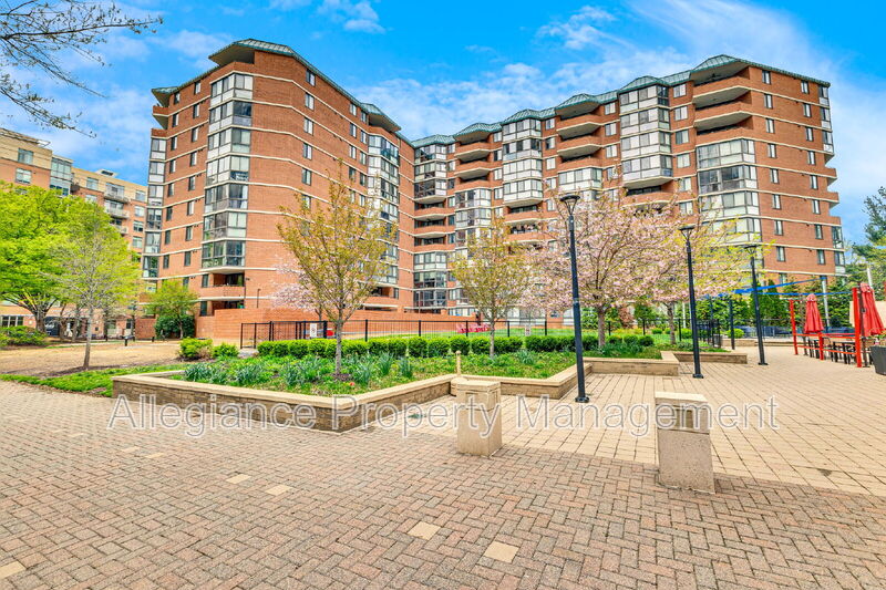 Arlington House: 1001 N. Randolph St.