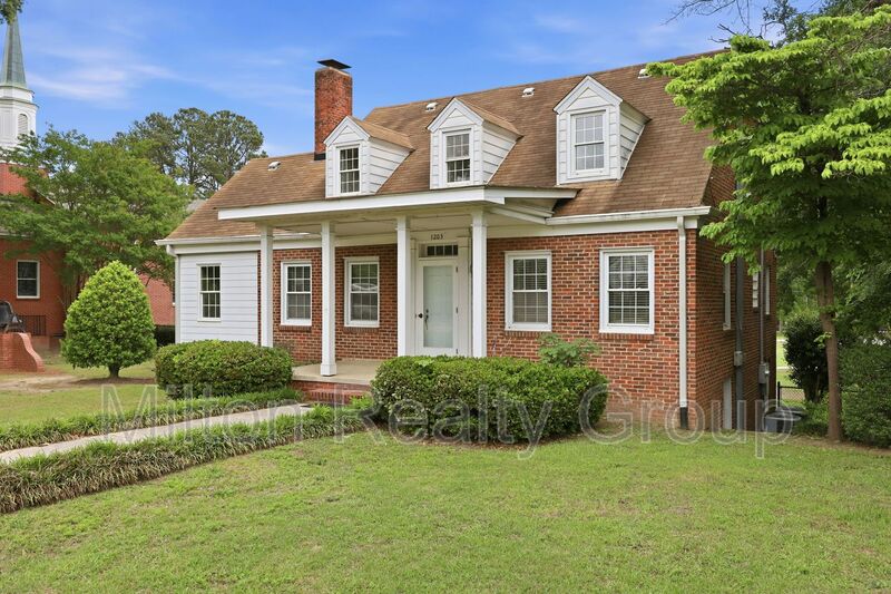 Lillington House: 1203 S Main